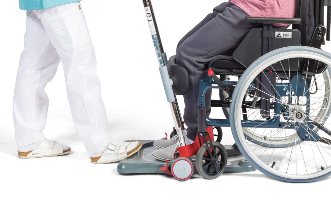 スタンディングエイド_モーリフトレイザープロ(サブスク個人利用)用オプションヒールストラップ装着時の写真